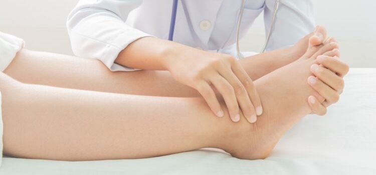 como tratar entorse de tornozelo