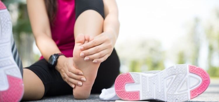 como tratar má circulação nas pernas