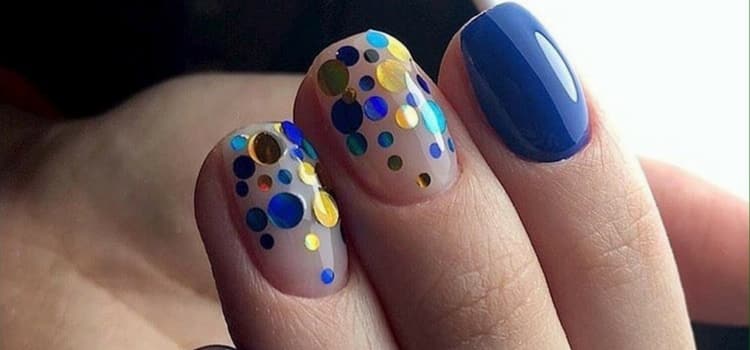 unhas decoradas azul com lantejoulas