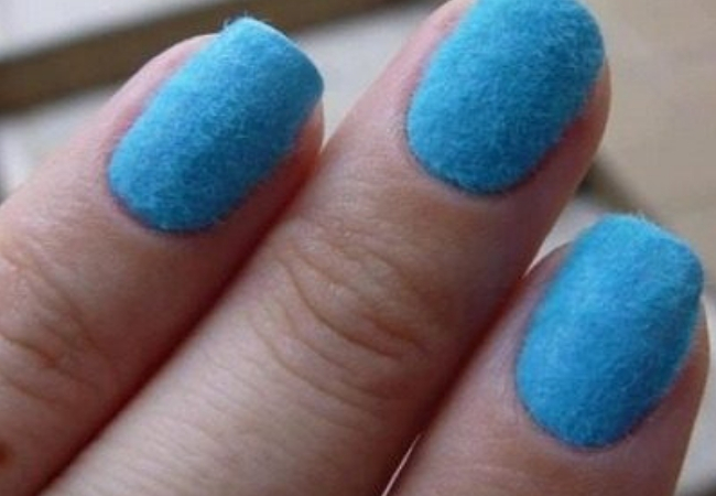 fazer unha de pelúcia azul-claro
