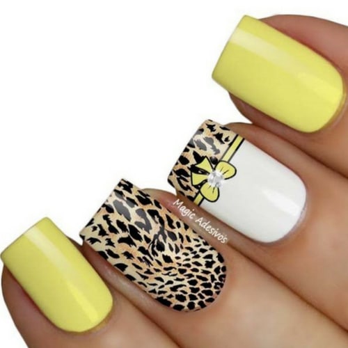 modelo unha decorada com adesivo