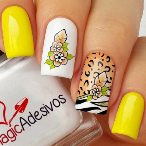 modelo unha decorada com adesivo