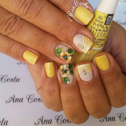 modelo unha decorada com adesivo