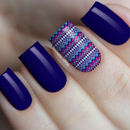 modelo unha decorada com adesivo