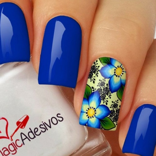 modelo unha decorada com adesivo