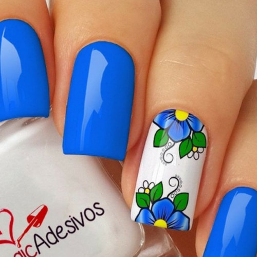 modelo unha decorada com adesivo