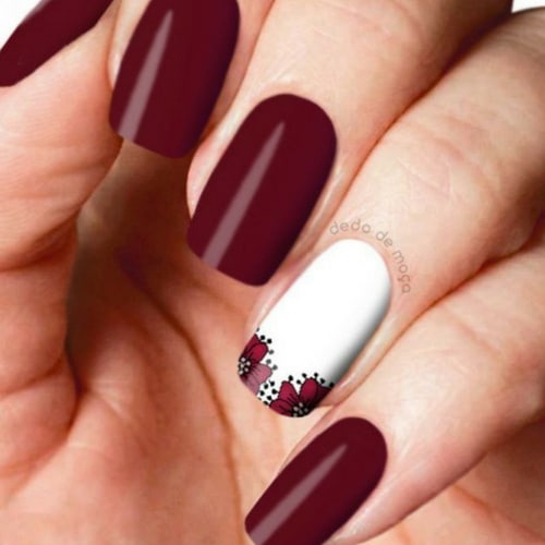modelo unha decorada com adesivo