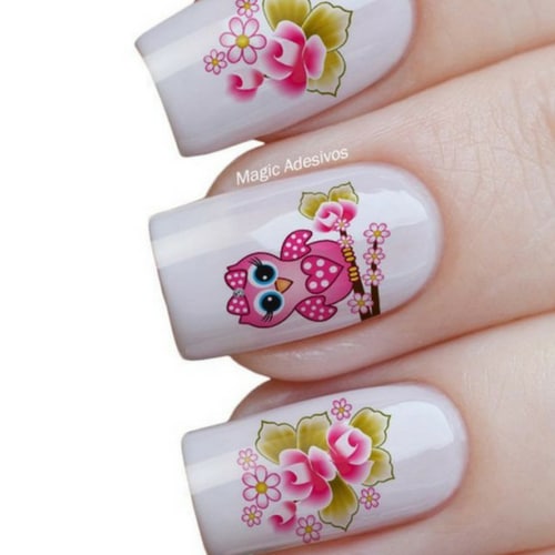 modelo unha decorada com adesivo