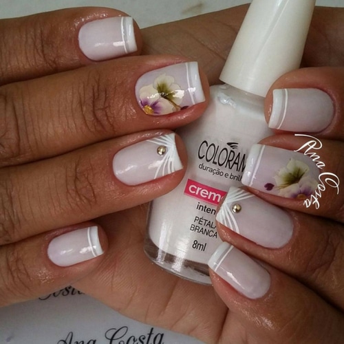 modelo unha decorada com adesivo