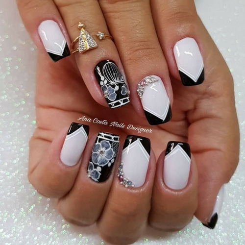 modelo unha decorada com adesivo