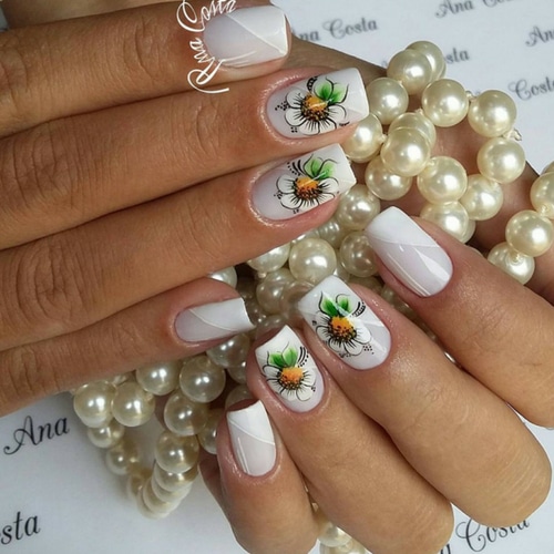 modelo unha decorada com adesivo