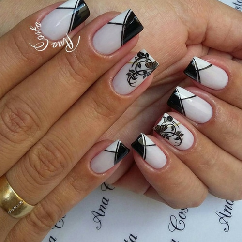 modelo unha decorada com adesivo