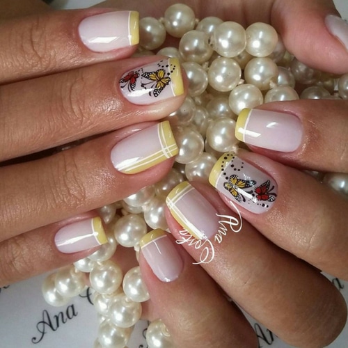 modelo unha decorada com adesivo