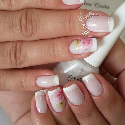 modelo unha decorada com adesivo