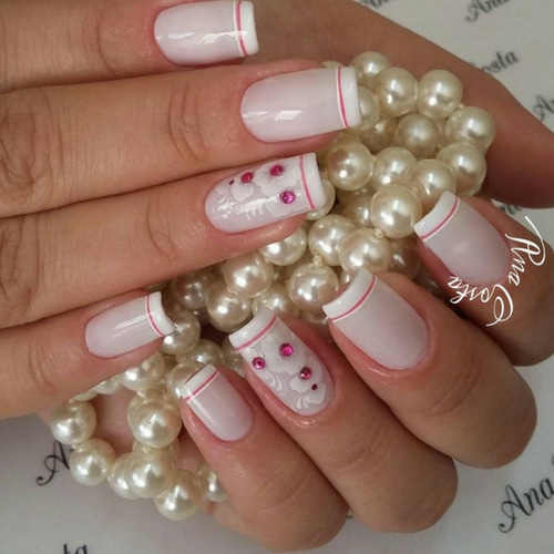 modelo unha decorada com adesivo