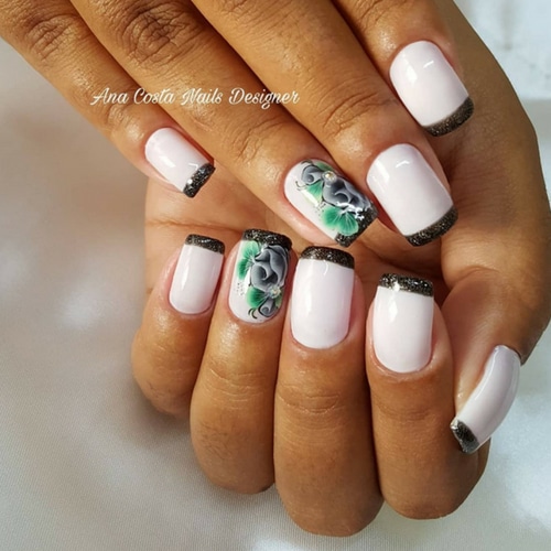 modelo unha decorada com adesivo