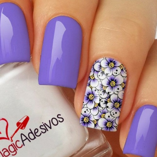 modelo unha decorada com adesivo