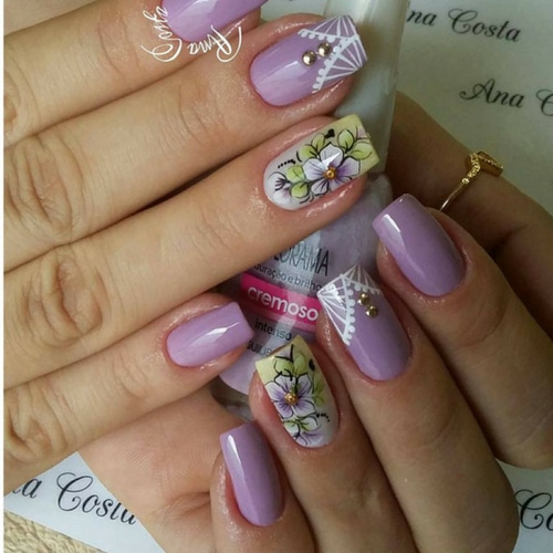 modelo unha decorada com adesivo