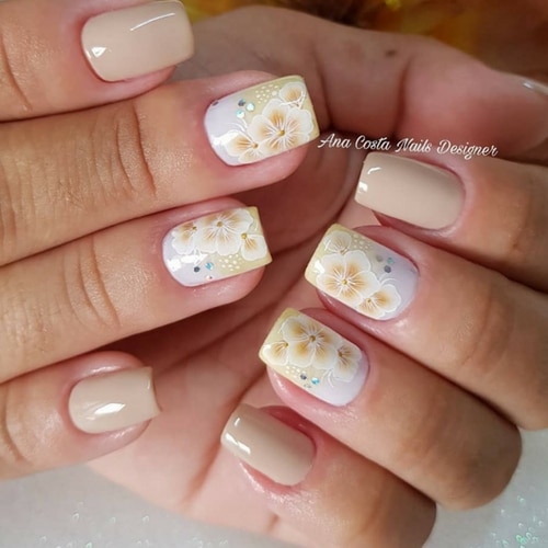 modelo unha decorada com adesivo