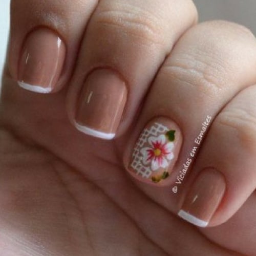 modelo unha decorada com adesivo