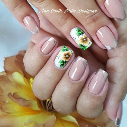 modelo unha decorada com adesivo