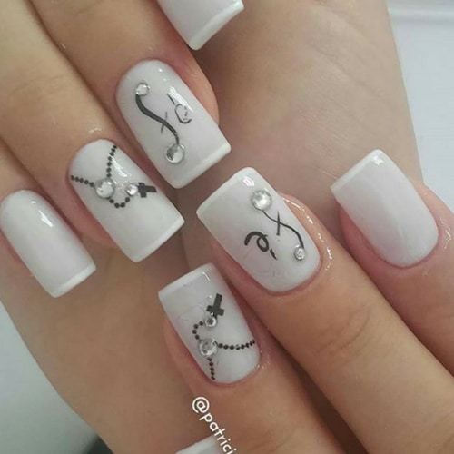 modelo unha decorada com adesivo