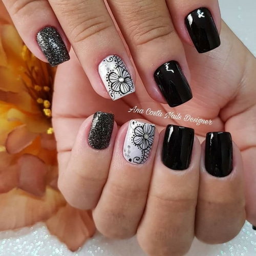 modelo unha decorada com adesivo