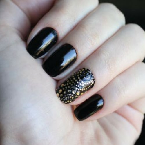 modelo unha decorada com adesivo