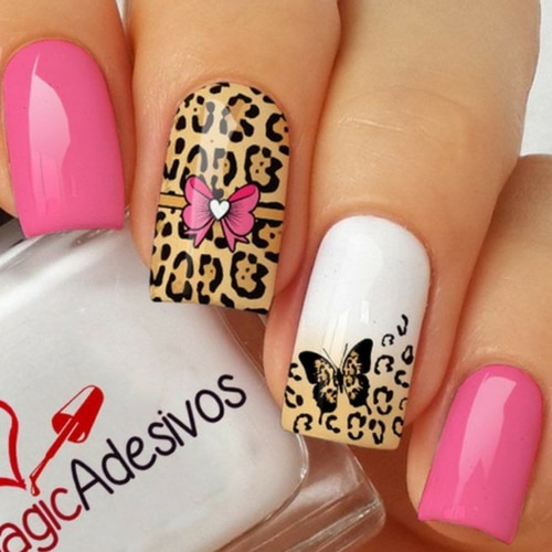 modelo unha decorada com adesivo