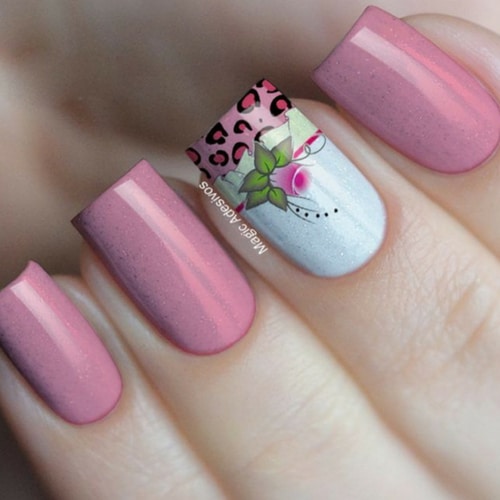 modelo unha decorada com adesivo