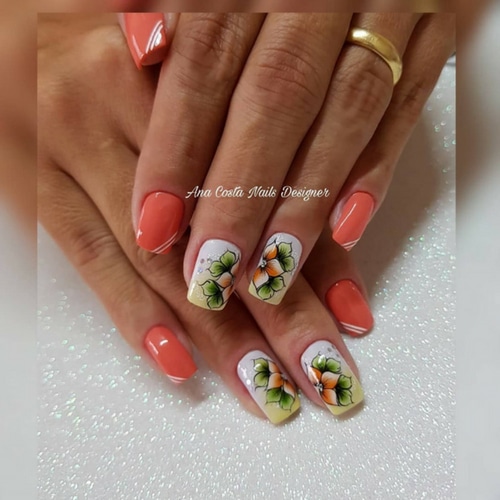 modelo unha decorada com adesivo