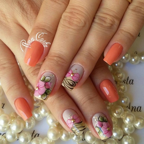 modelo unha decorada com adesivo