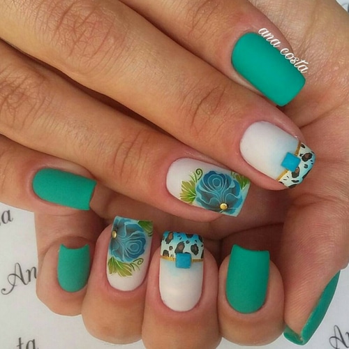 modelo unha decorada com adesivo