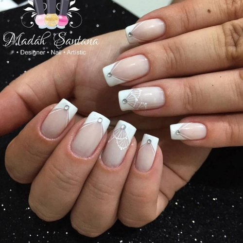 modelo de unha francesinha triangular