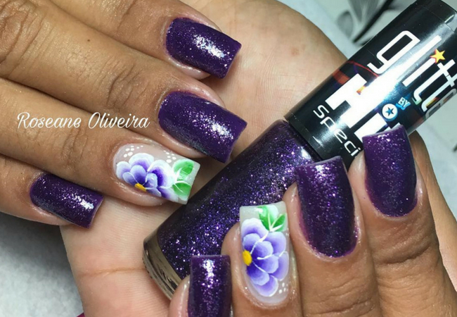 unha decorada roxa azulada com brilho