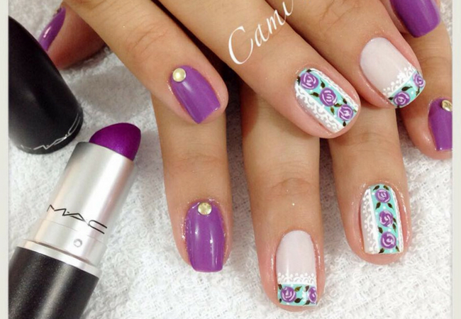 unha decorada roxa com adesivo