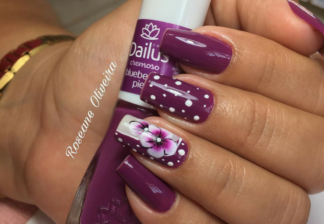 unha decorada roxa com bolinha