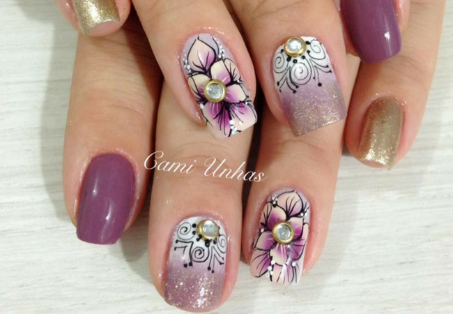 unha decorada roxa com dourado