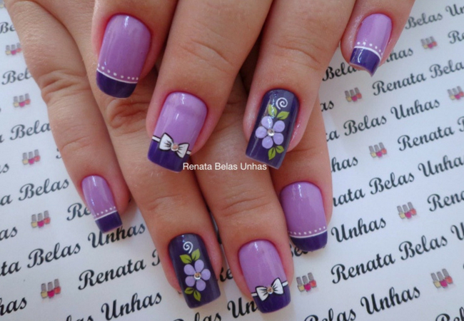 unha decorada roxa lilás com azul
