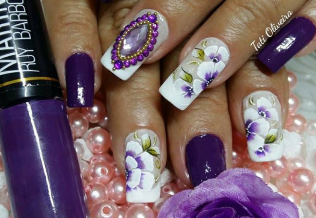 unha decorada roxa pedraria