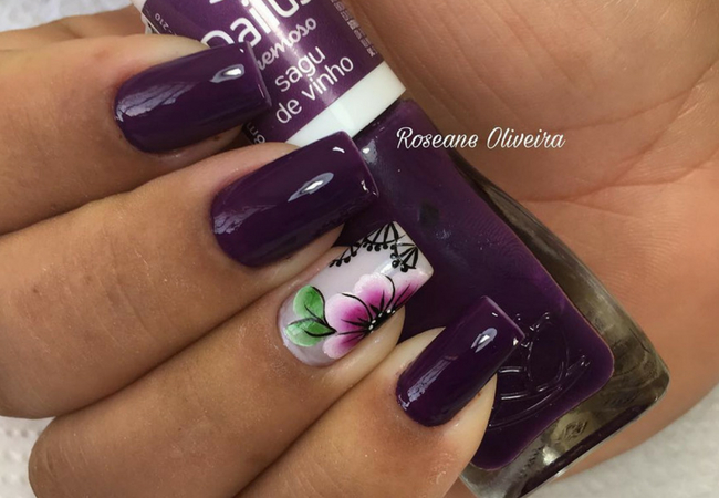unha decorada roxa escura