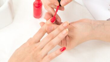 como clarear unhas amareladas