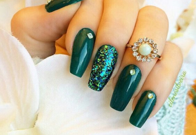 modelo unhas ano novo verde