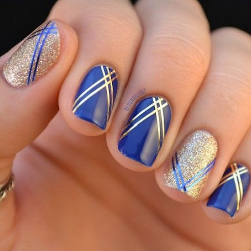 modelo unhas azuis decoradas dourado