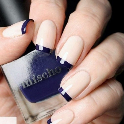 modelo unhas azuis decoradas nude