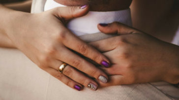 unhas decoradas com esmalte roxo