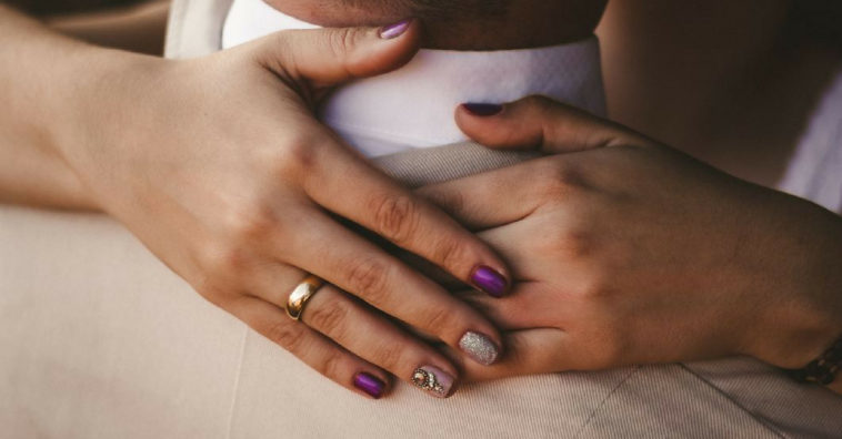 unhas decoradas com esmalte roxo