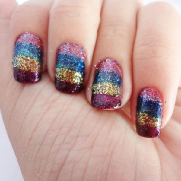 modelo unhas com glitter arco-iris