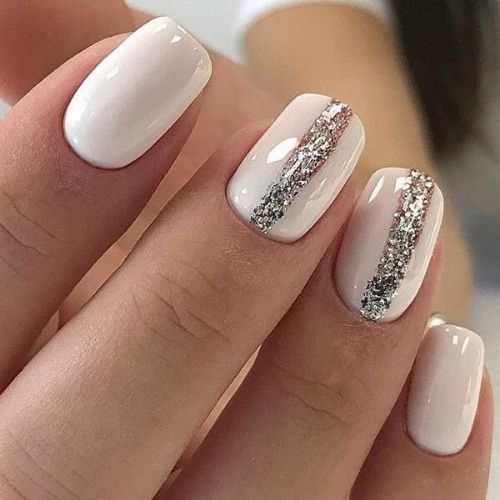 noiva modelo unhas com linha prateada