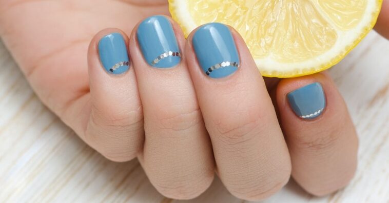 unhas com papel-alumínio